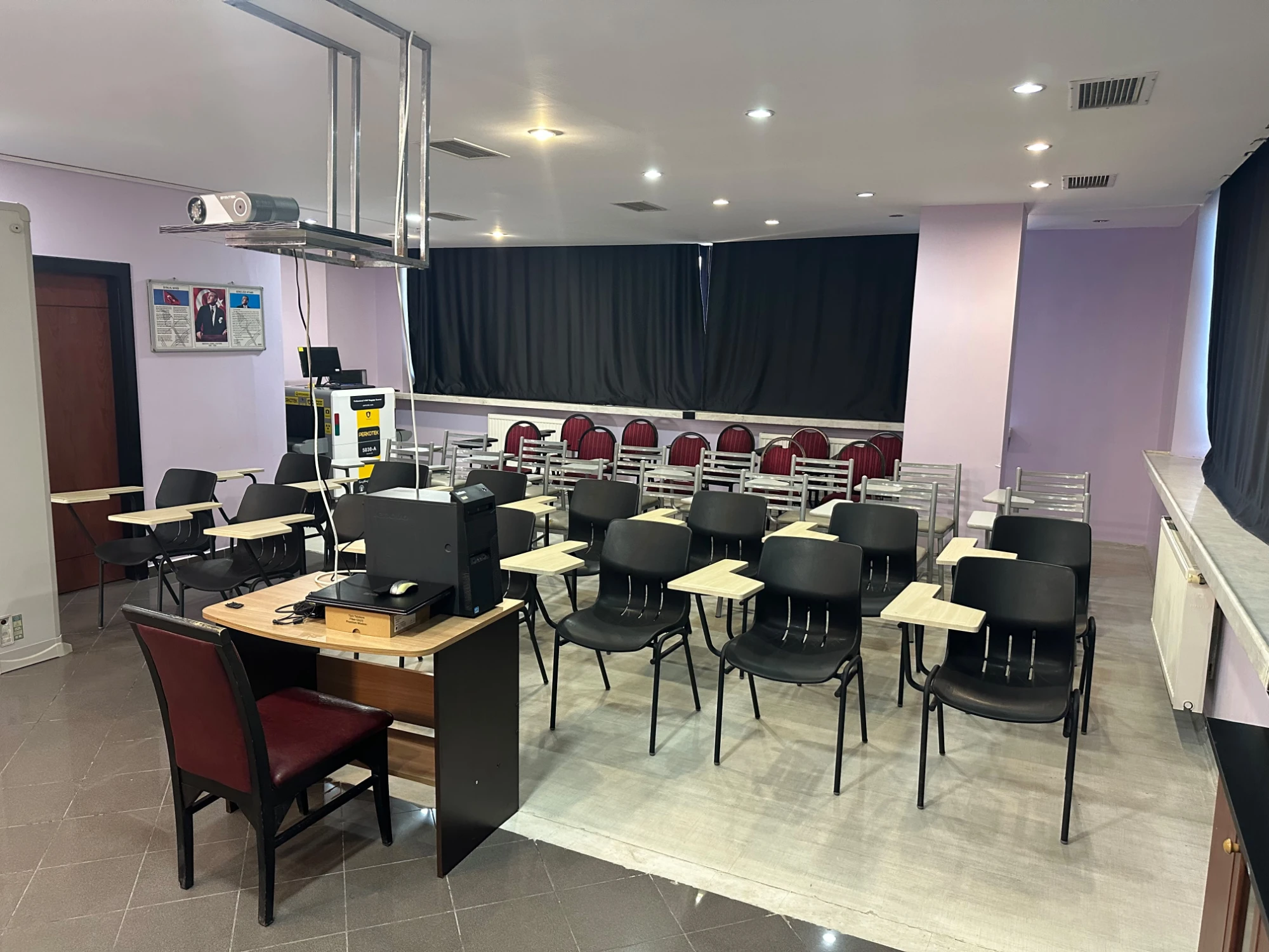 Projeksiyonlu teorik derslik ve uygulama için X-Ray bagaj tarama cihazı